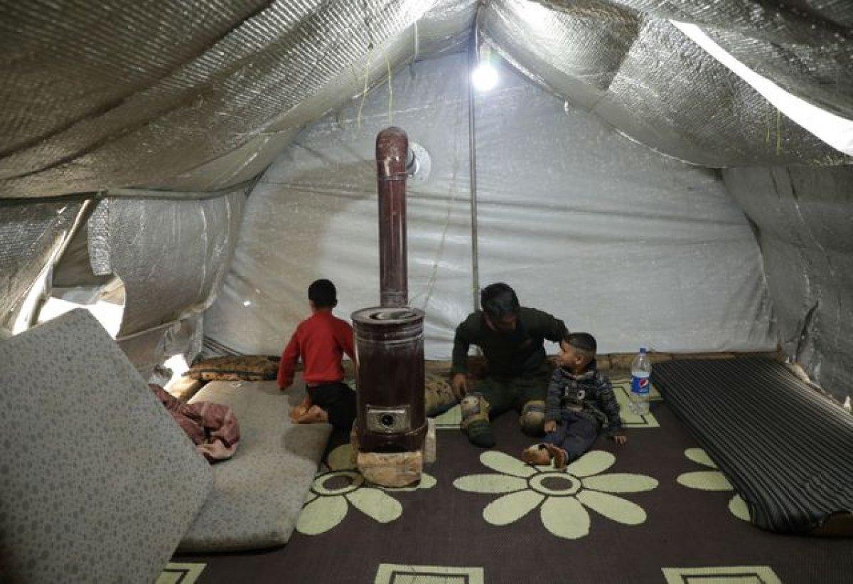 Yerlerinden edilen Suriyeliler hayatlarına çadırlarda devam ediyor