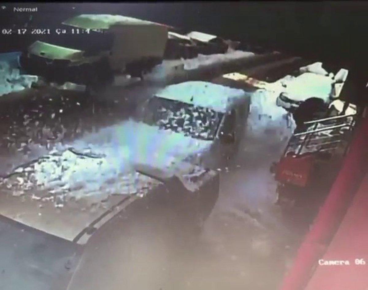 Ümraniye'de düşen kar kütlesinin altında kalmaktan son anda kurtuldular