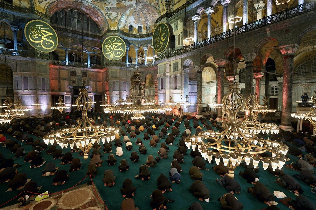 Ayasofya'da Regaip Kandili idrak edildi