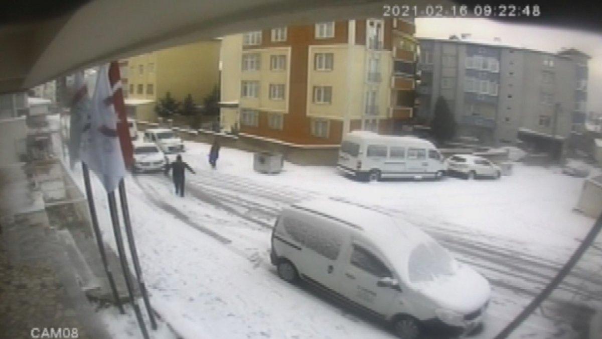 İstanbul'da park halindeyken kayan otomobili böyle durdurmaya çalıştılar