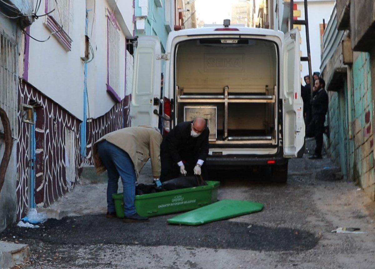 Gaziantep'te eşini çocuklarının gözü önünde bıçaklayıp, boğarak öldürdü