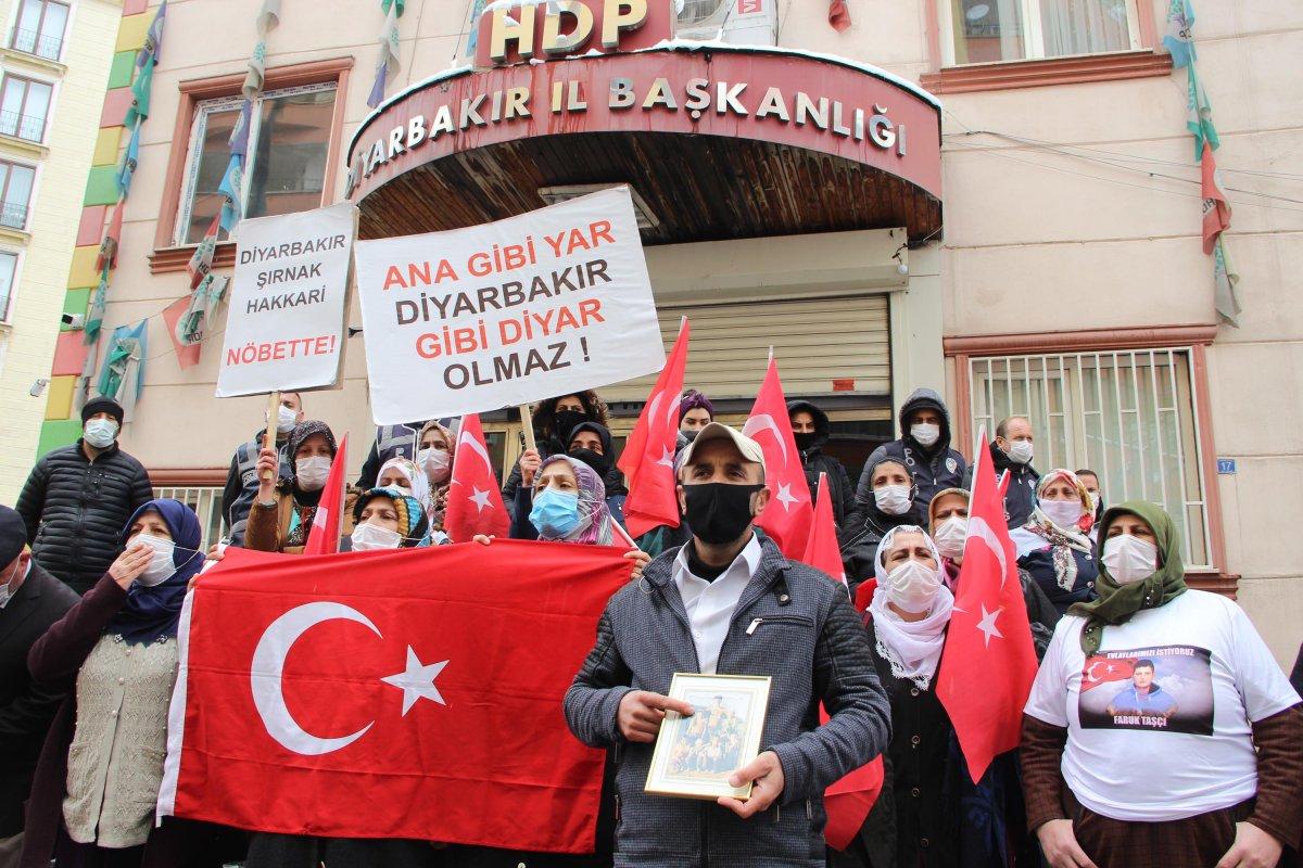 Diyarbakır’da 8 yaşında kaçırılan ağabeyi için evlat nöbetine katıldı