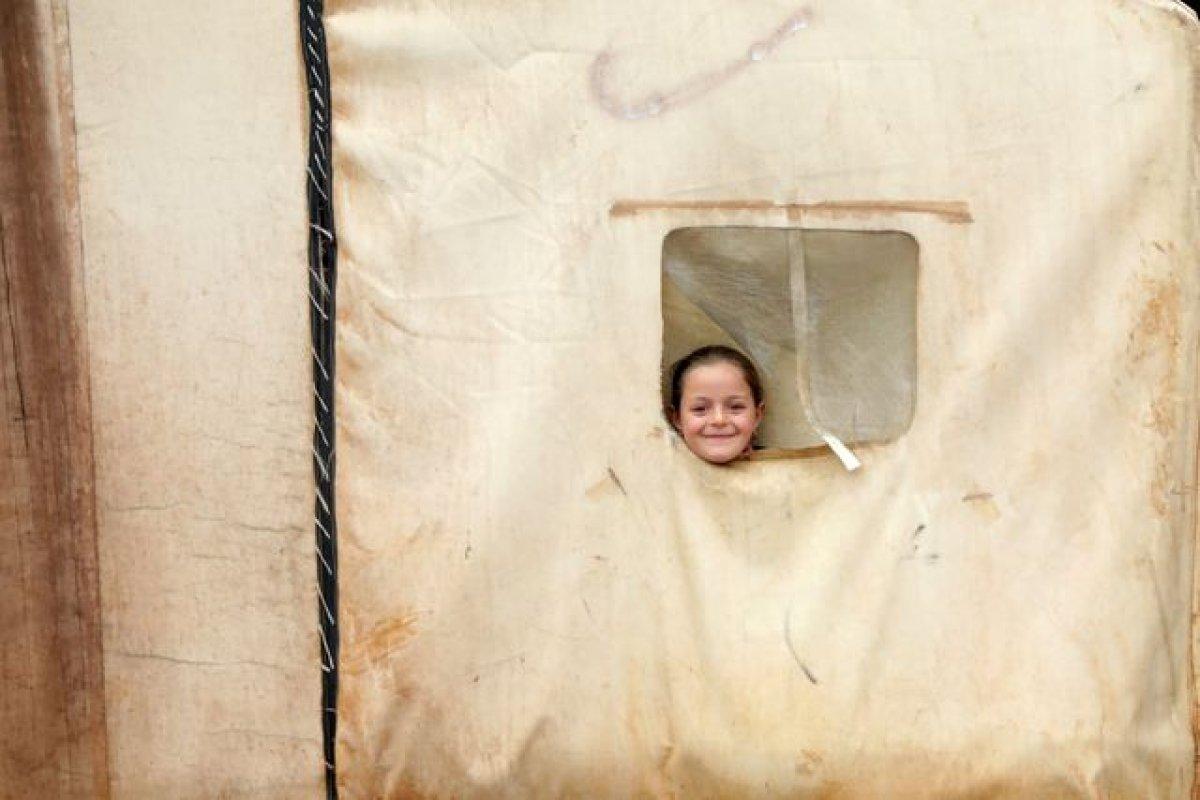 Yerlerinden edilen Suriyeliler hayatlarına çadırlarda devam ediyor