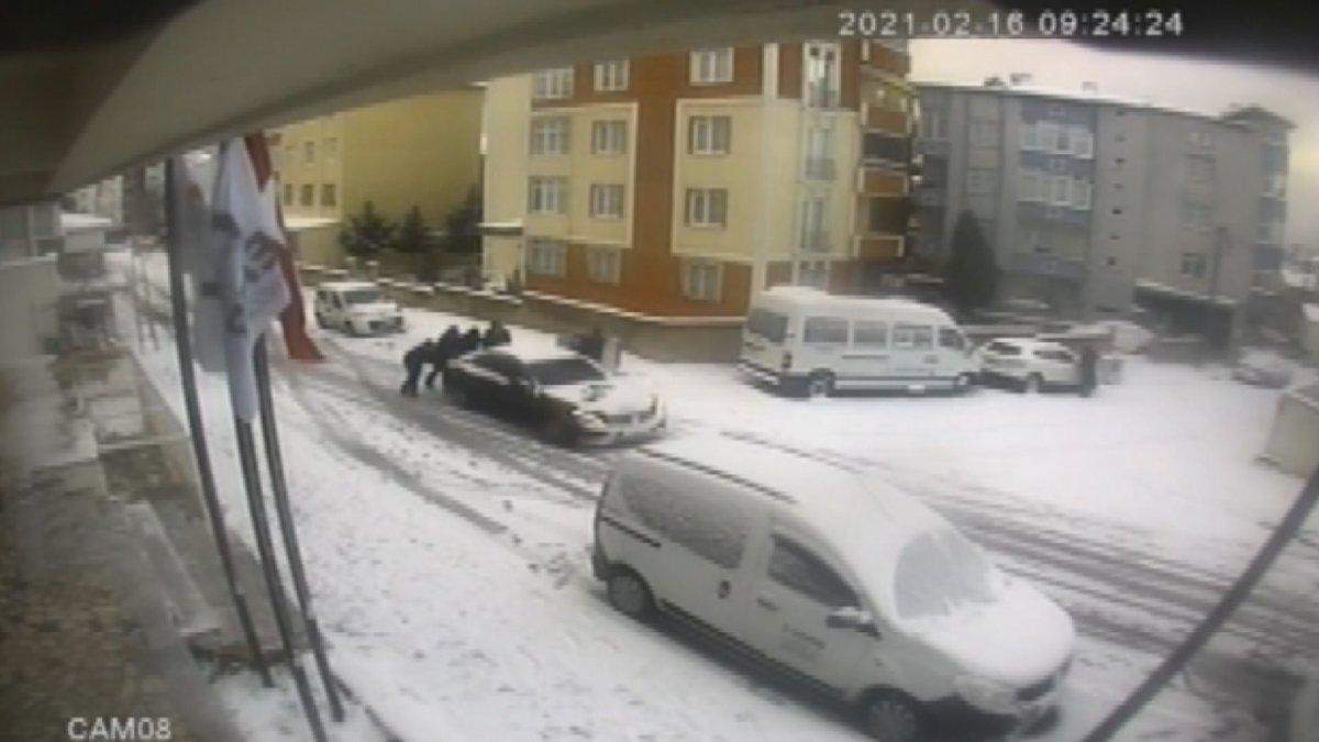 İstanbul'da park halindeyken kayan otomobili böyle durdurmaya çalıştılar