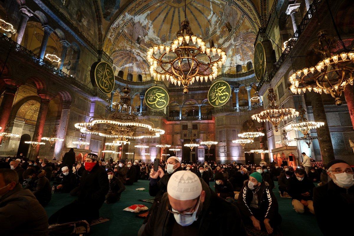 Ayasofya'da Regaip Kandili idrak edildi