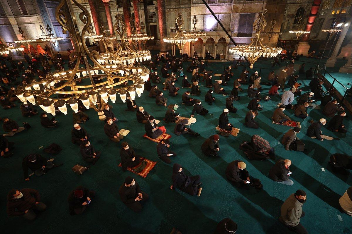 Ayasofya'da Regaip Kandili idrak edildi