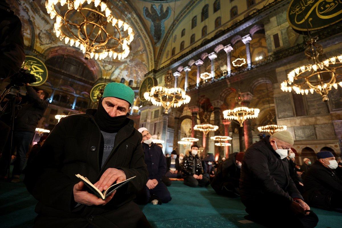 Ayasofya'da Regaip Kandili idrak edildi