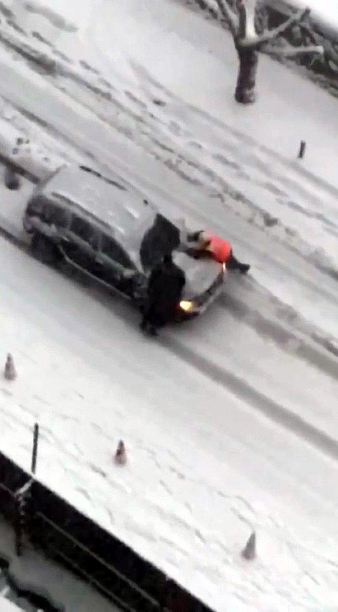 Şişli'de yokuştan kayan arabayı durdurmak için önüne geçtiler