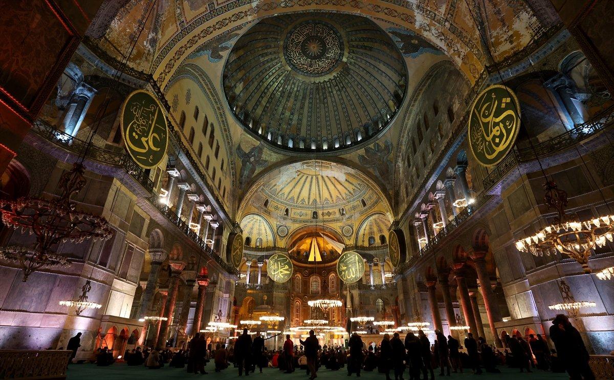 Ayasofya'da Regaip Kandili idrak edildi
