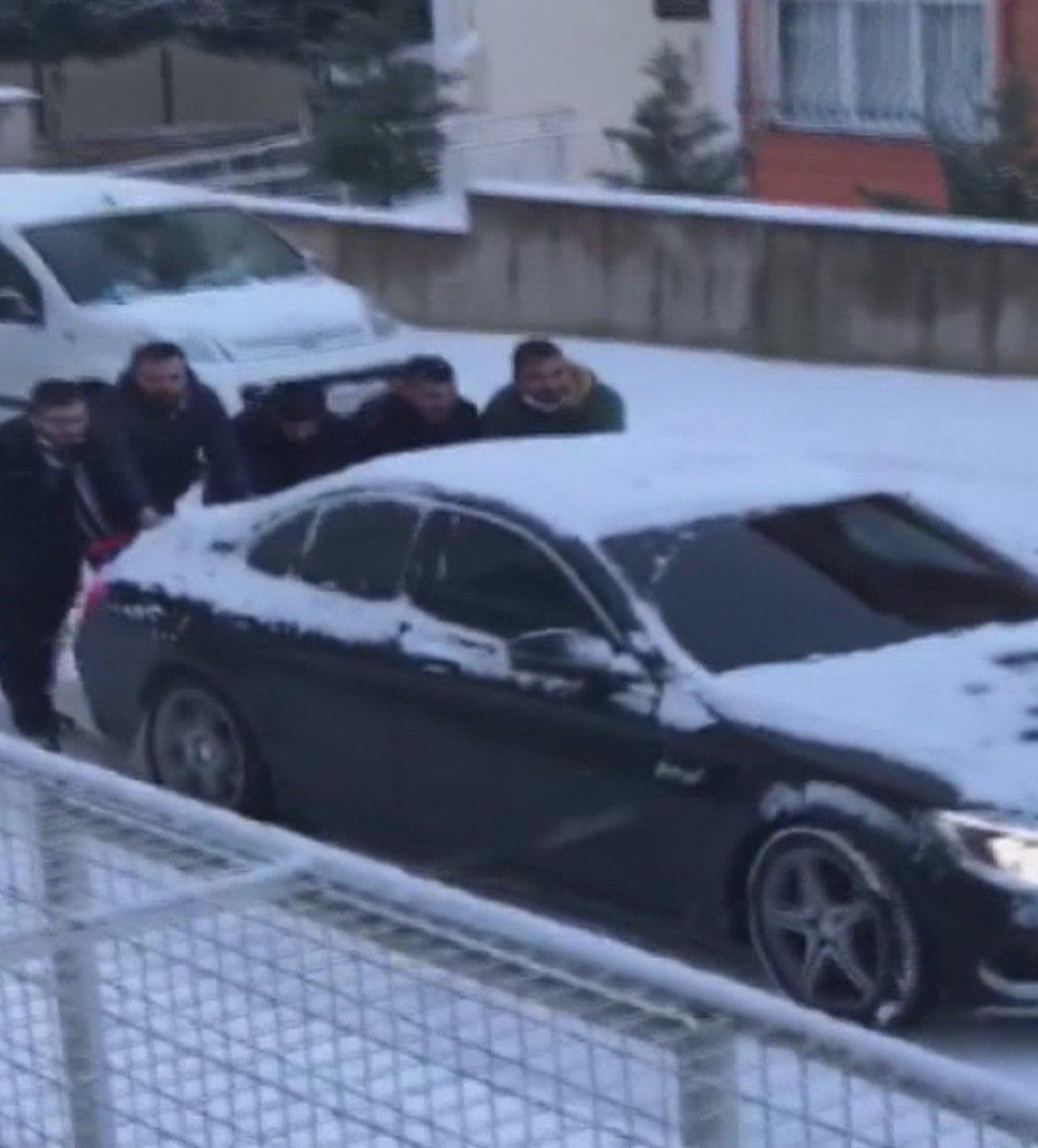 İstanbul'da park halindeyken kayan otomobili böyle durdurmaya çalıştılar