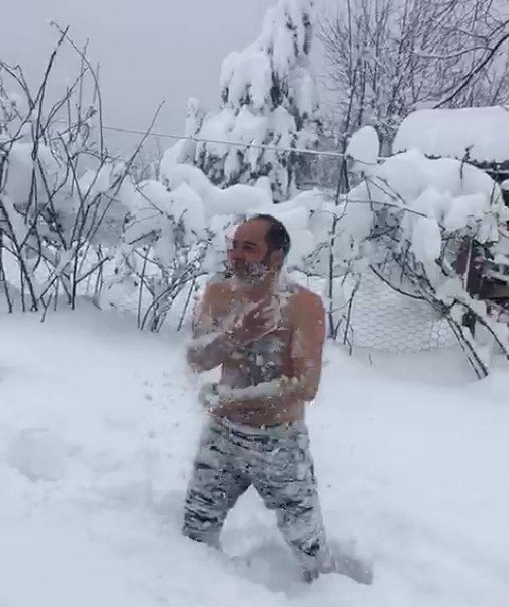 Samsun'da denizde yüzer gibi karda kulaç attılar