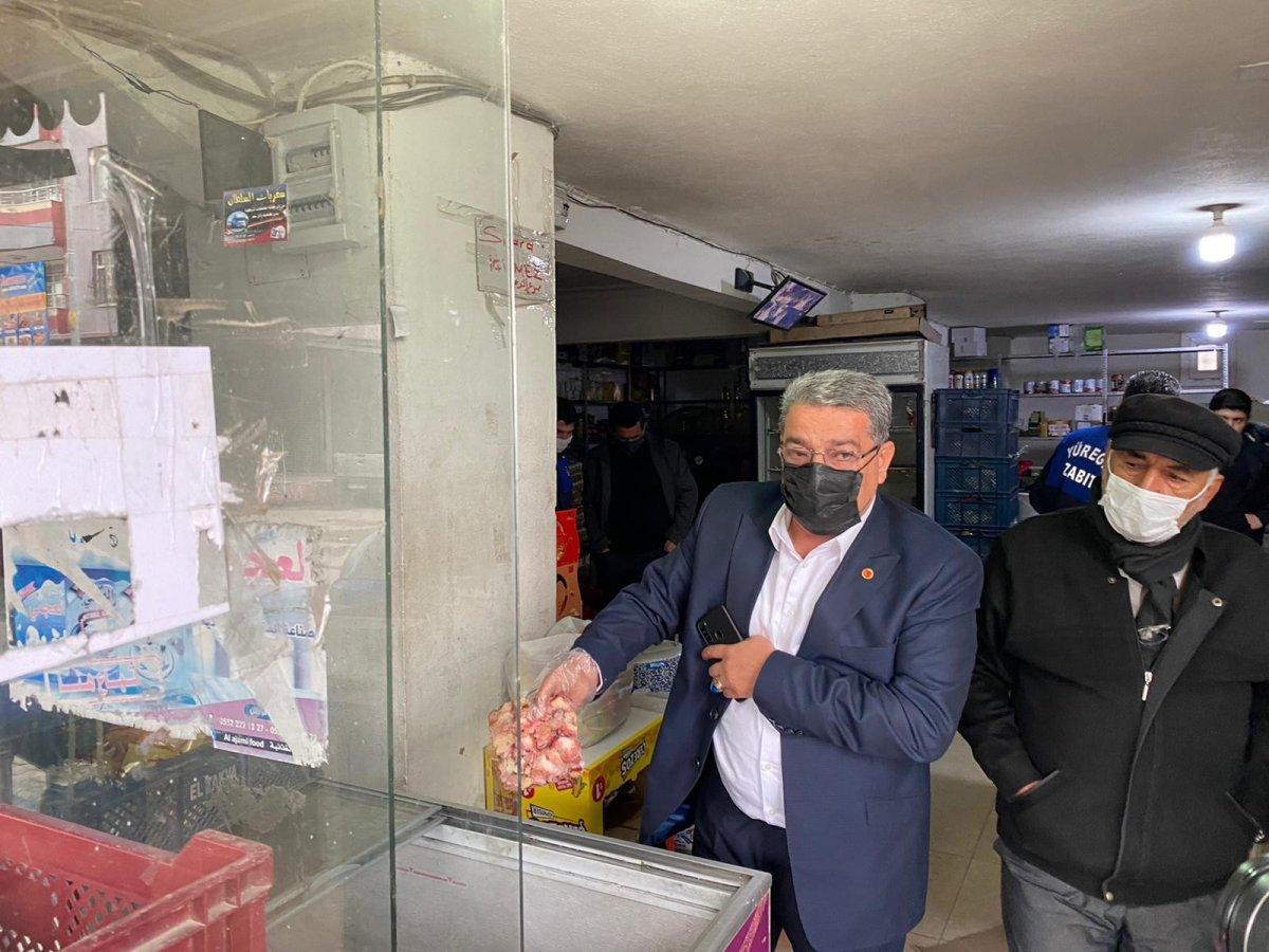 Adana'da bir markete yapılan baskında 200 bozuk tavuk ve 150 kilo kıyma ele geçirildi