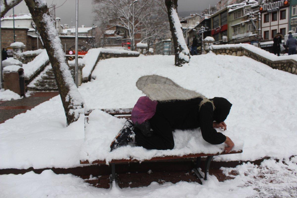 Bursa'da aç hayvanlara dikkat çekmek için arı kılığına girdi