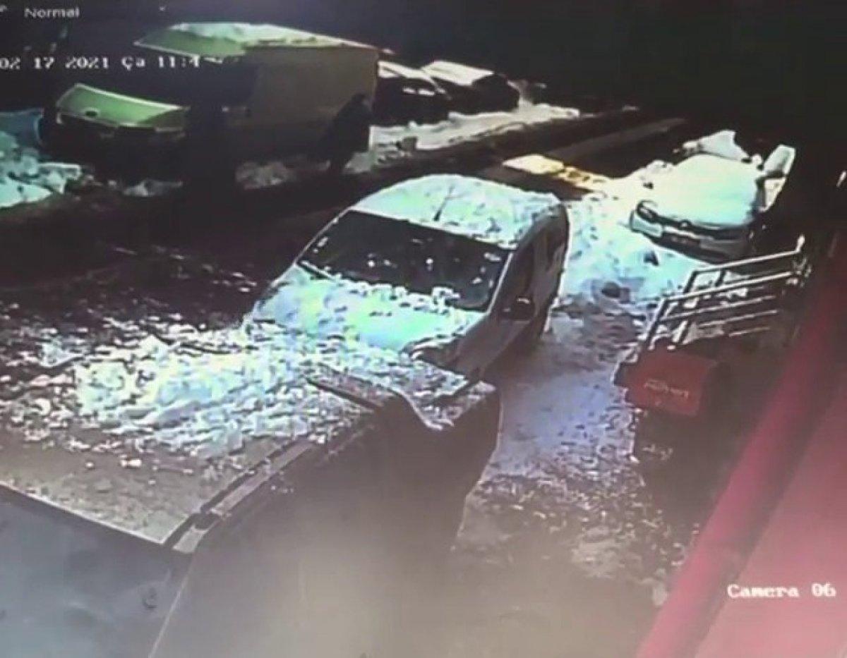 Ümraniye'de düşen kar kütlesinin altında kalmaktan son anda kurtuldular