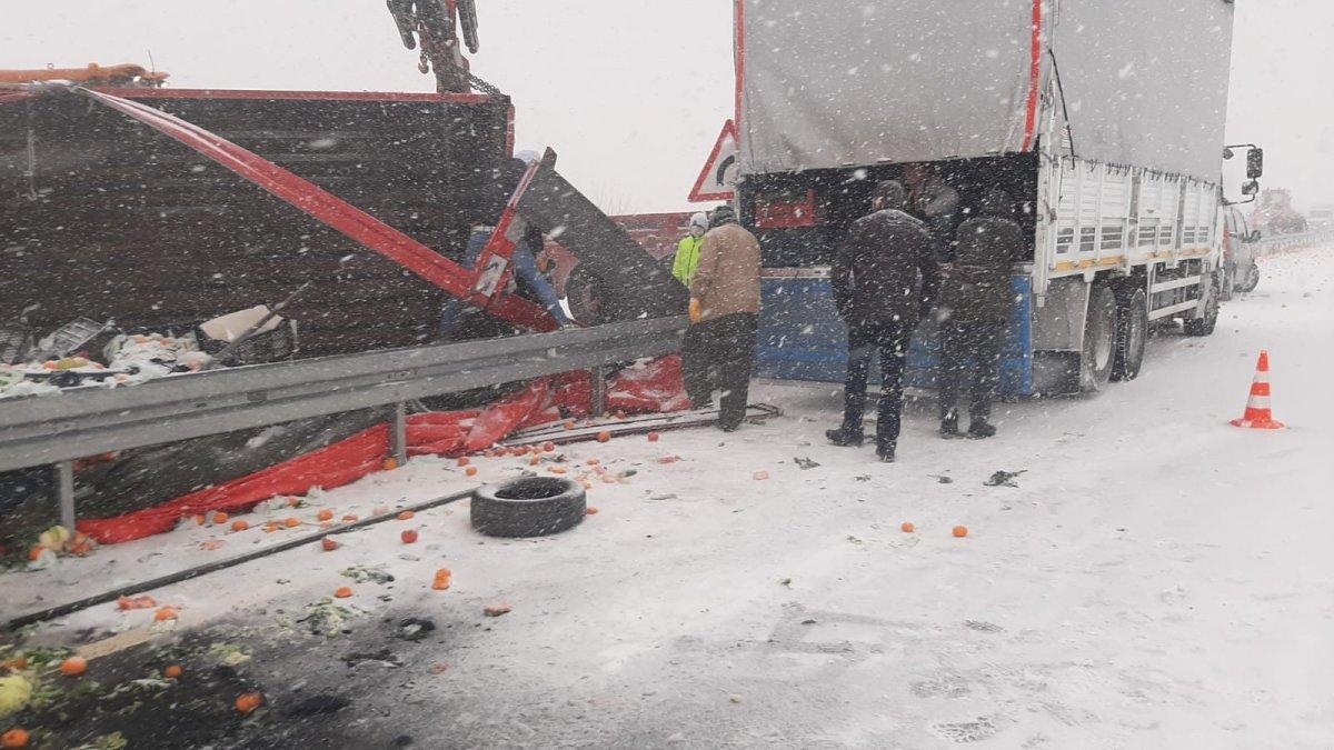 Elazığ'da tırların çarpışmasıyla 3 kişi yaralandı