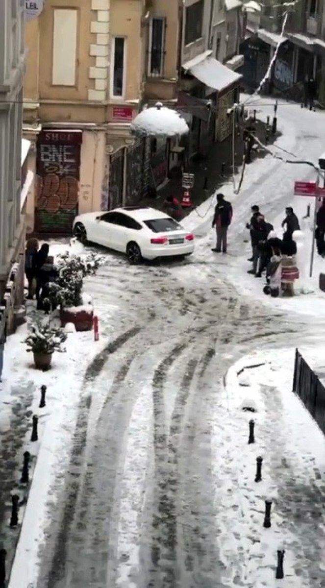 Şişli'de yokuştan kayan arabayı durdurmak için önüne geçtiler