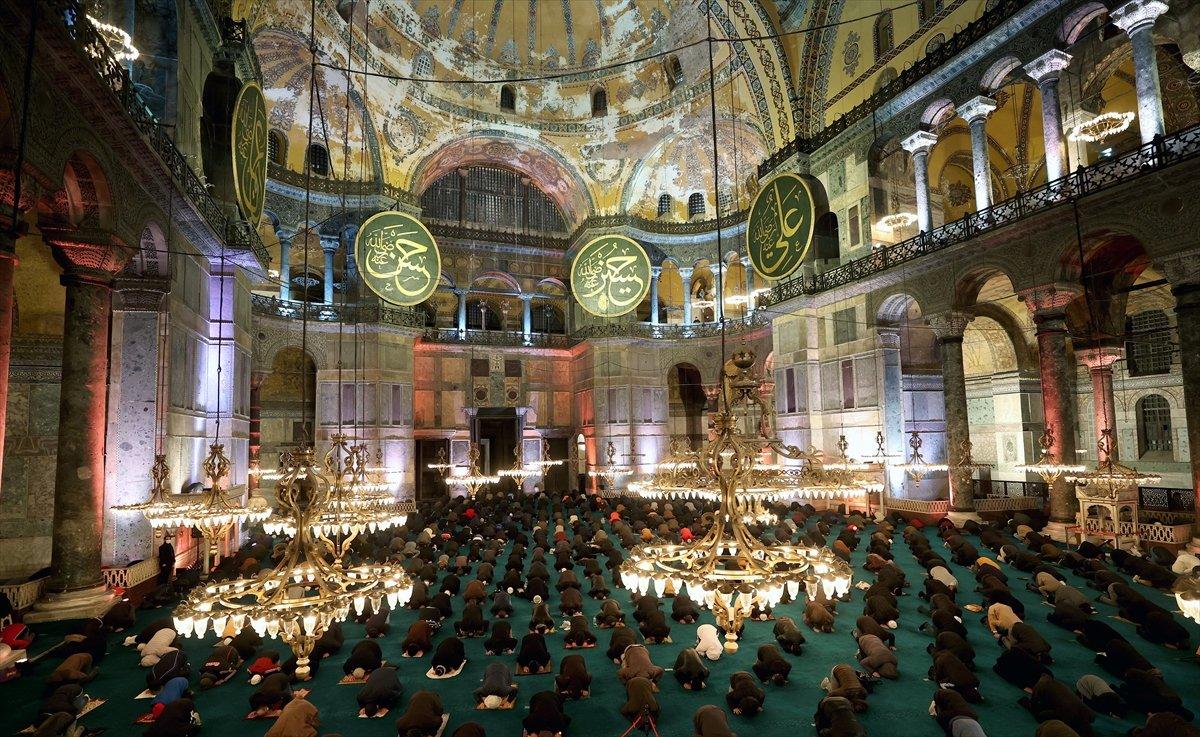Ayasofya'da Regaip Kandili idrak edildi