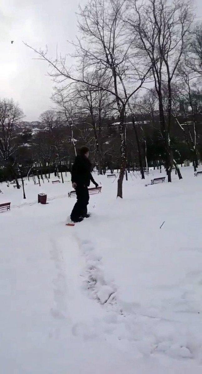 İstanbul'daki karda, snowboard yaptı