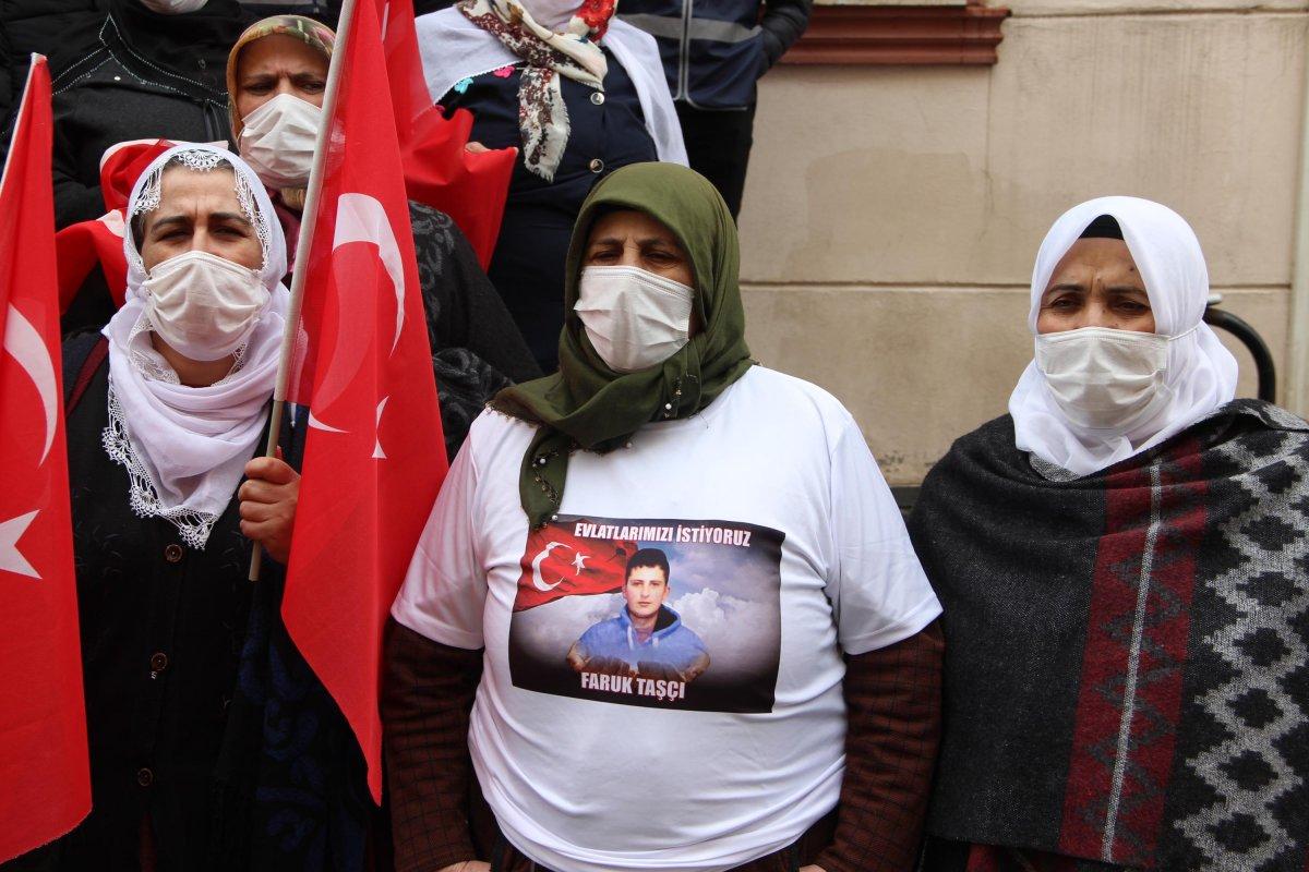 Diyarbakır’da 8 yaşında kaçırılan ağabeyi için evlat nöbetine katıldı