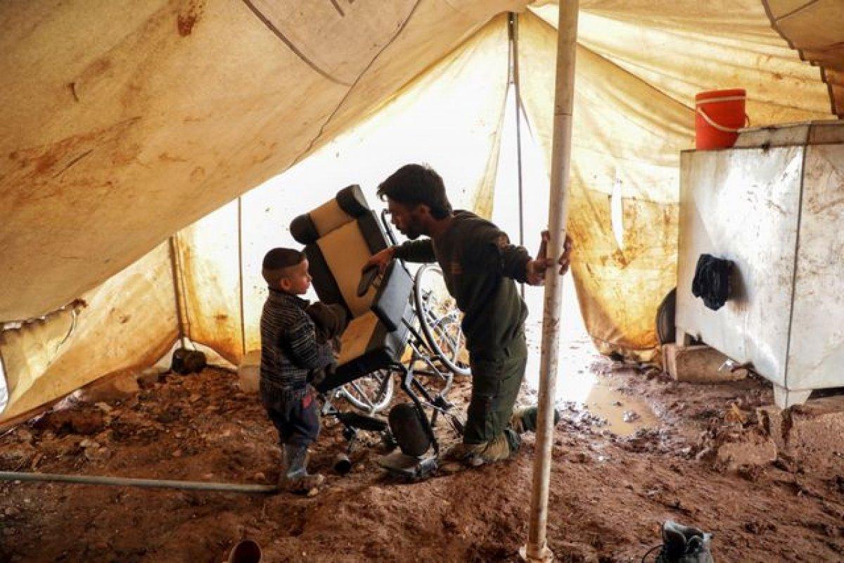 Yerlerinden edilen Suriyeliler hayatlarına çadırlarda devam ediyor