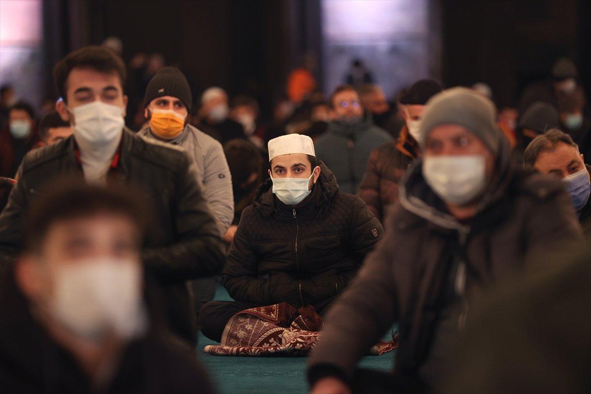 Ayasofya'da Regaip Kandili idrak edildi