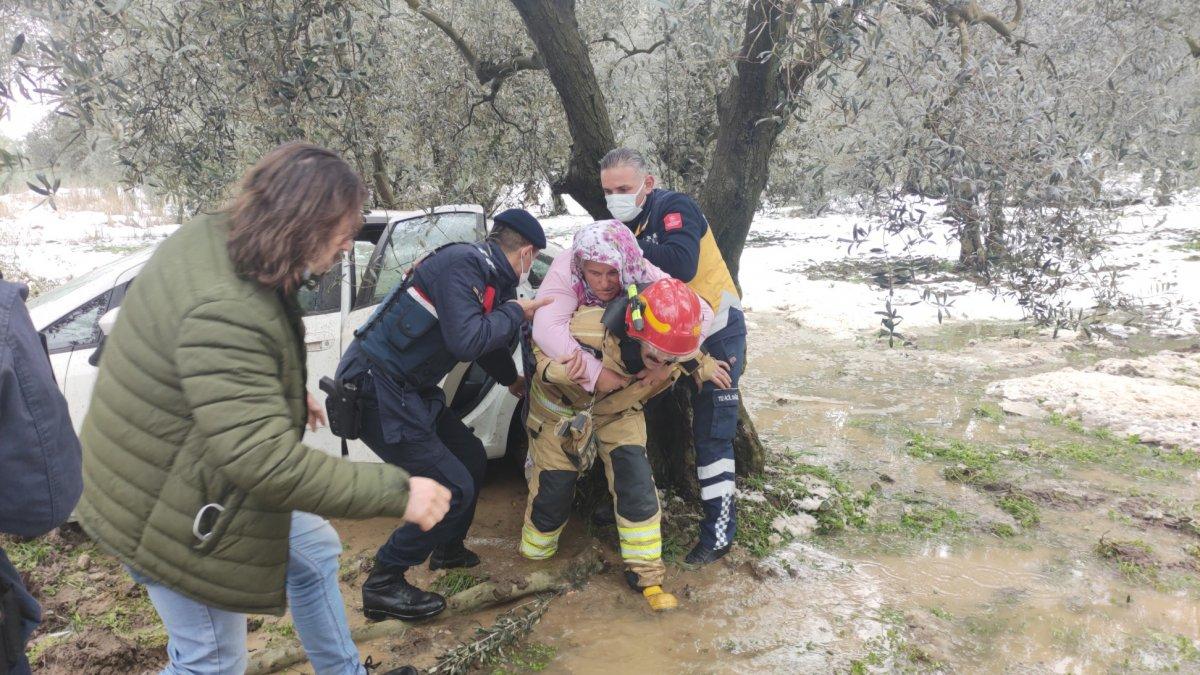 Bursa’da itfaiyeci yaşlı kadını sırtında ambulansa taşıdı