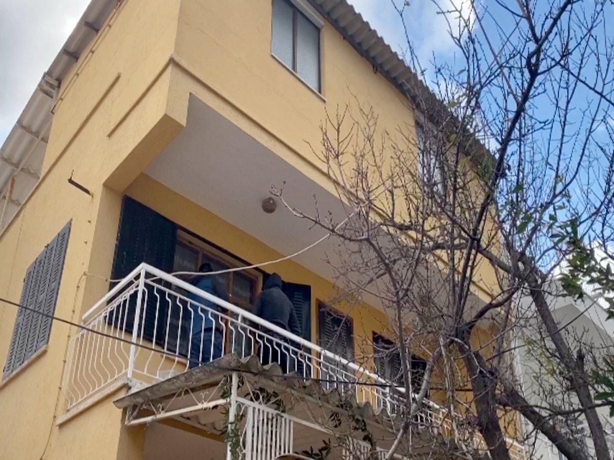 Aydın'da yazlık evde mahsur kalan kedi kurtarıldı