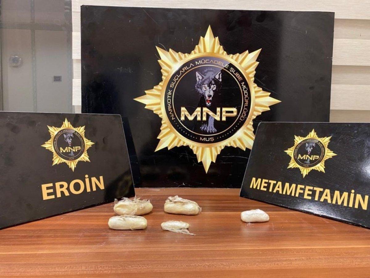Muş'ta midelerinde uyuşturucu gizleyen 2 kişi yakalandı