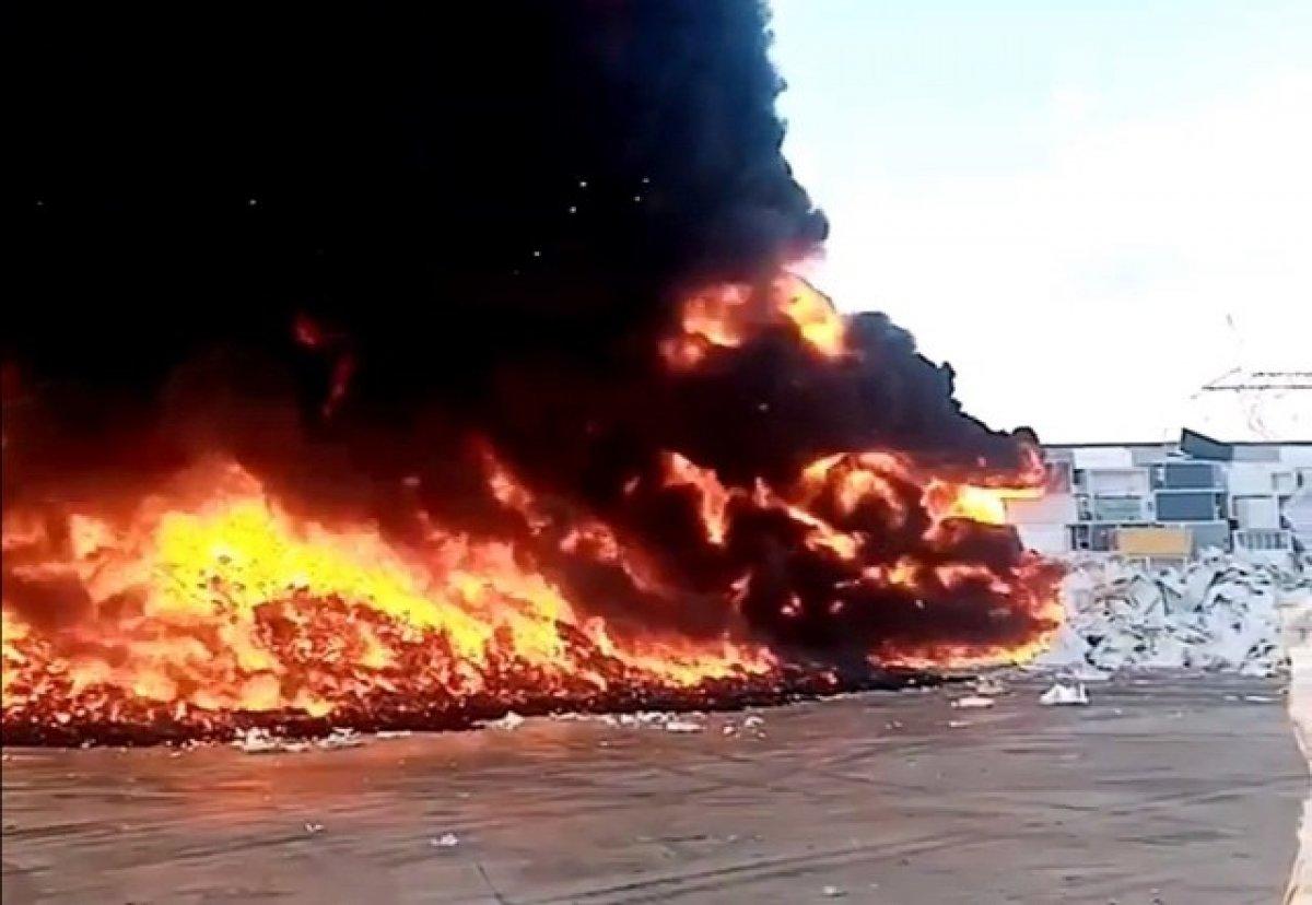 Manisa'da geri dönüşüm tesisinde yangın çıktı