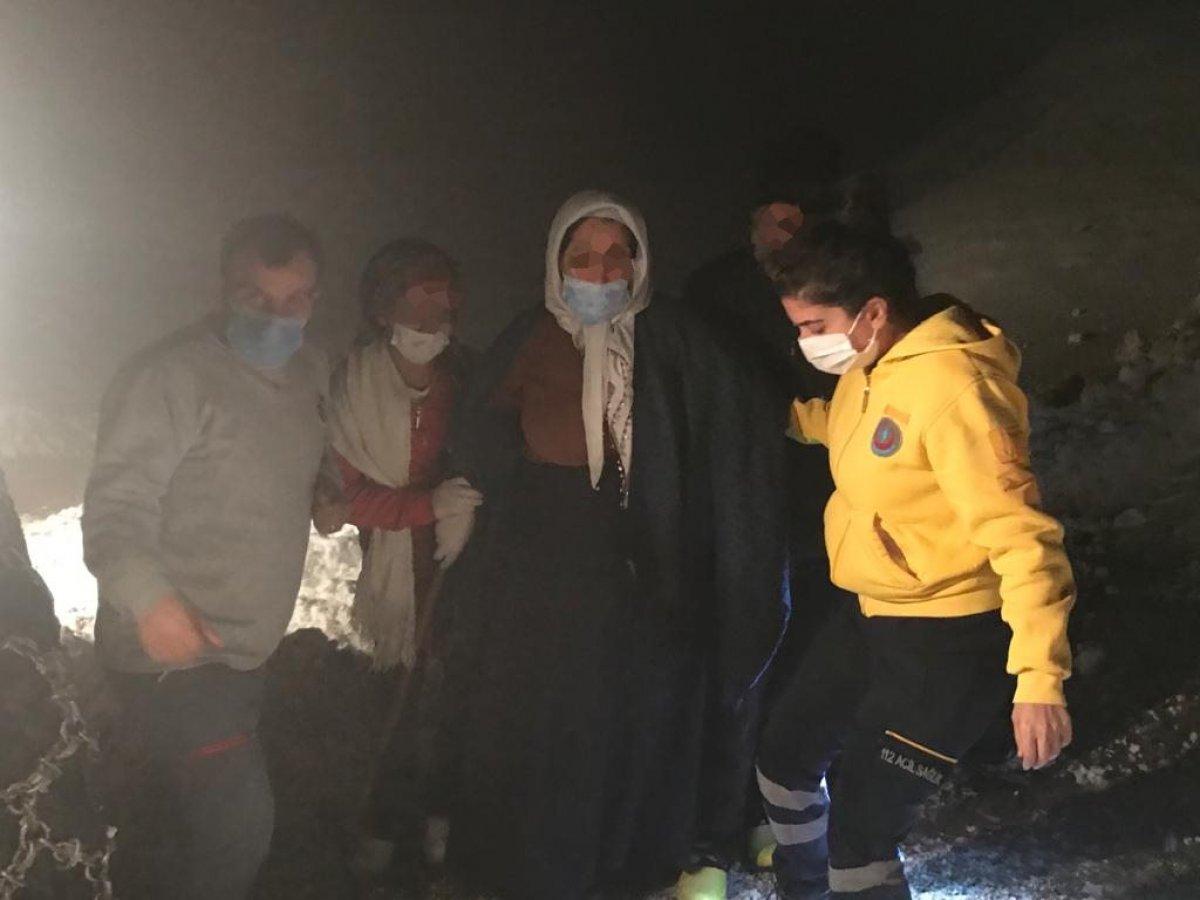 Diyarbakır'da hasta kadın, iş makinesi ile ambulansa taşındı