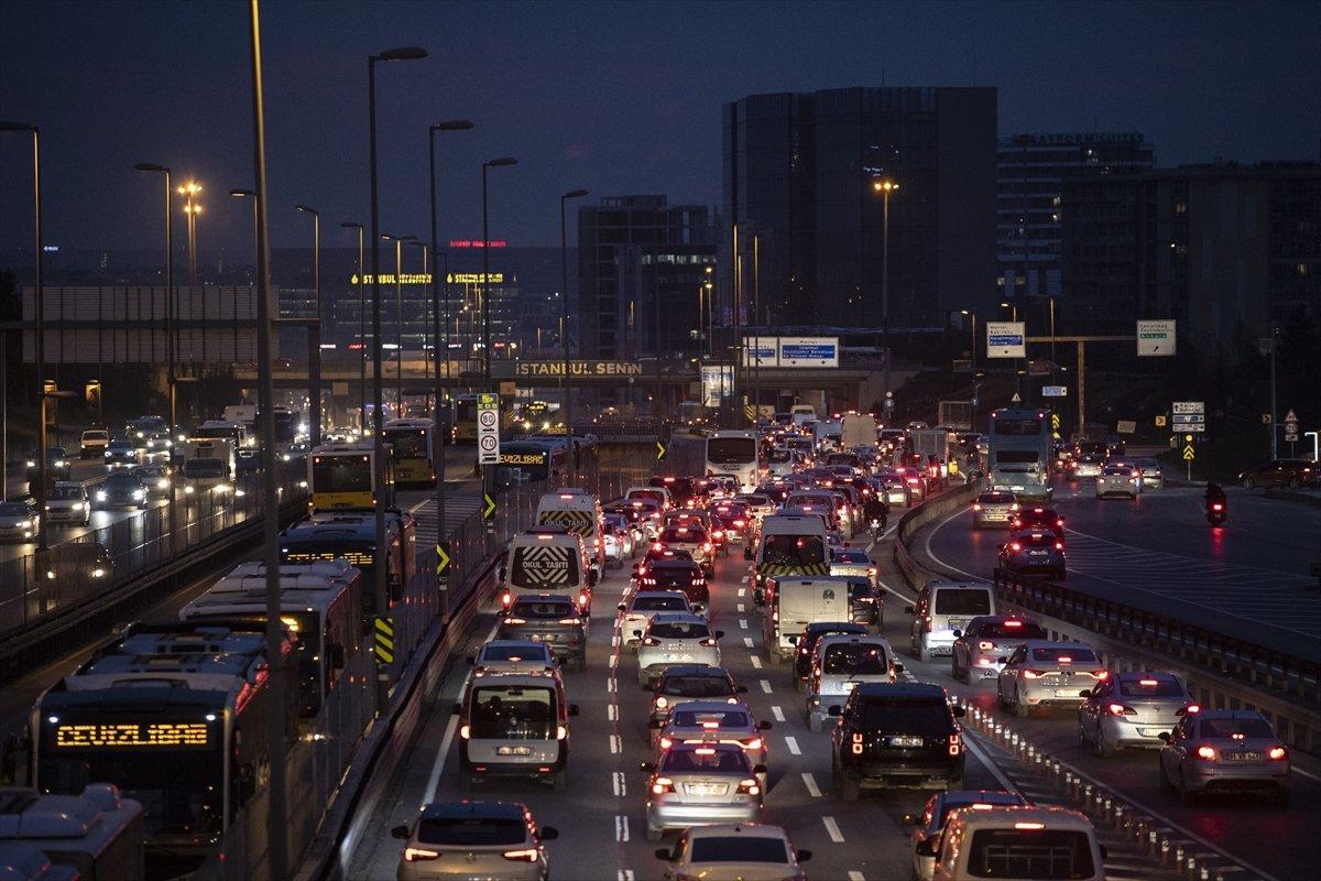 İstanbul'da kısıtlama öncesi trafik yoğunluğu yaşanıyor