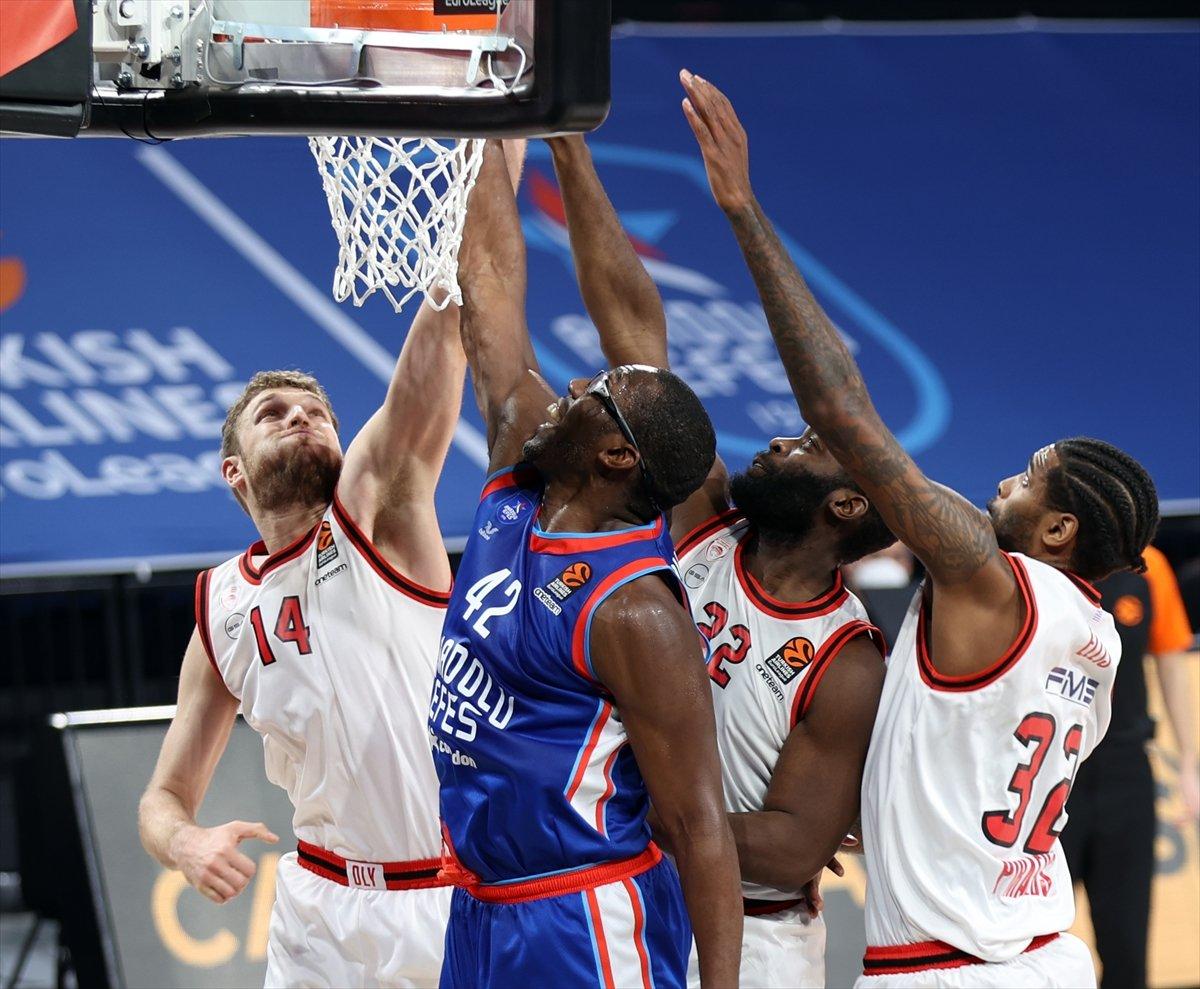 Anadolu Efes Olympiakos'u 23 farkla yendi