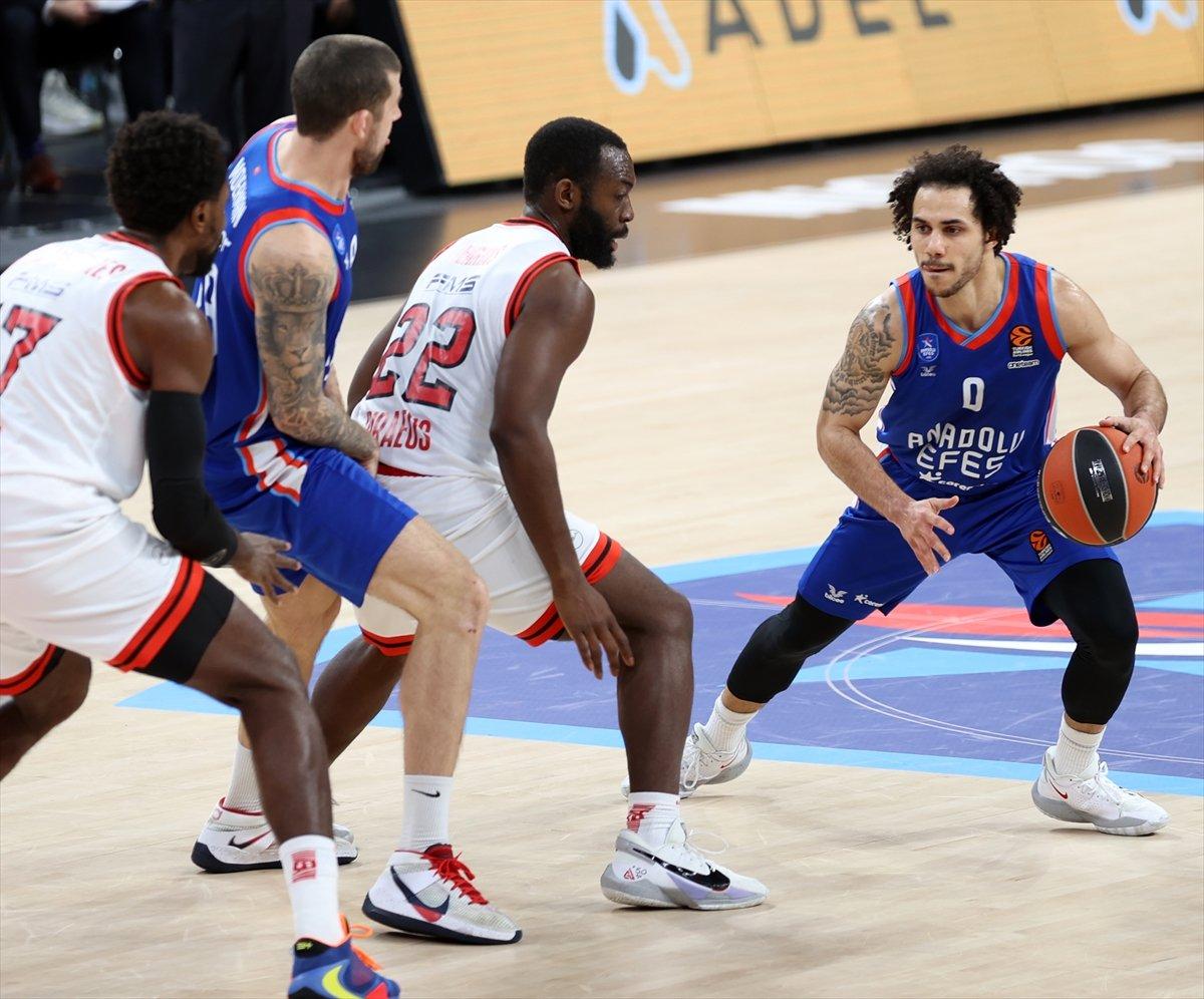 Anadolu Efes Olympiakos'u 23 farkla yendi