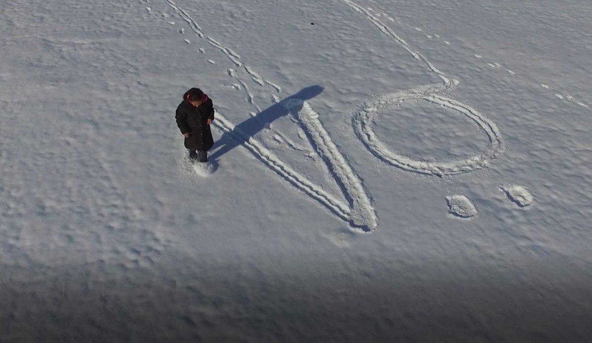 Kayseri'de, 12 yaşındaki Pınar Söbe karların üzerine 'Önce Vatan' yazdı