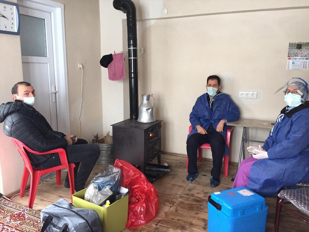 Trabzon'da aşıya giden sağlıkçıların karla mücadelesi