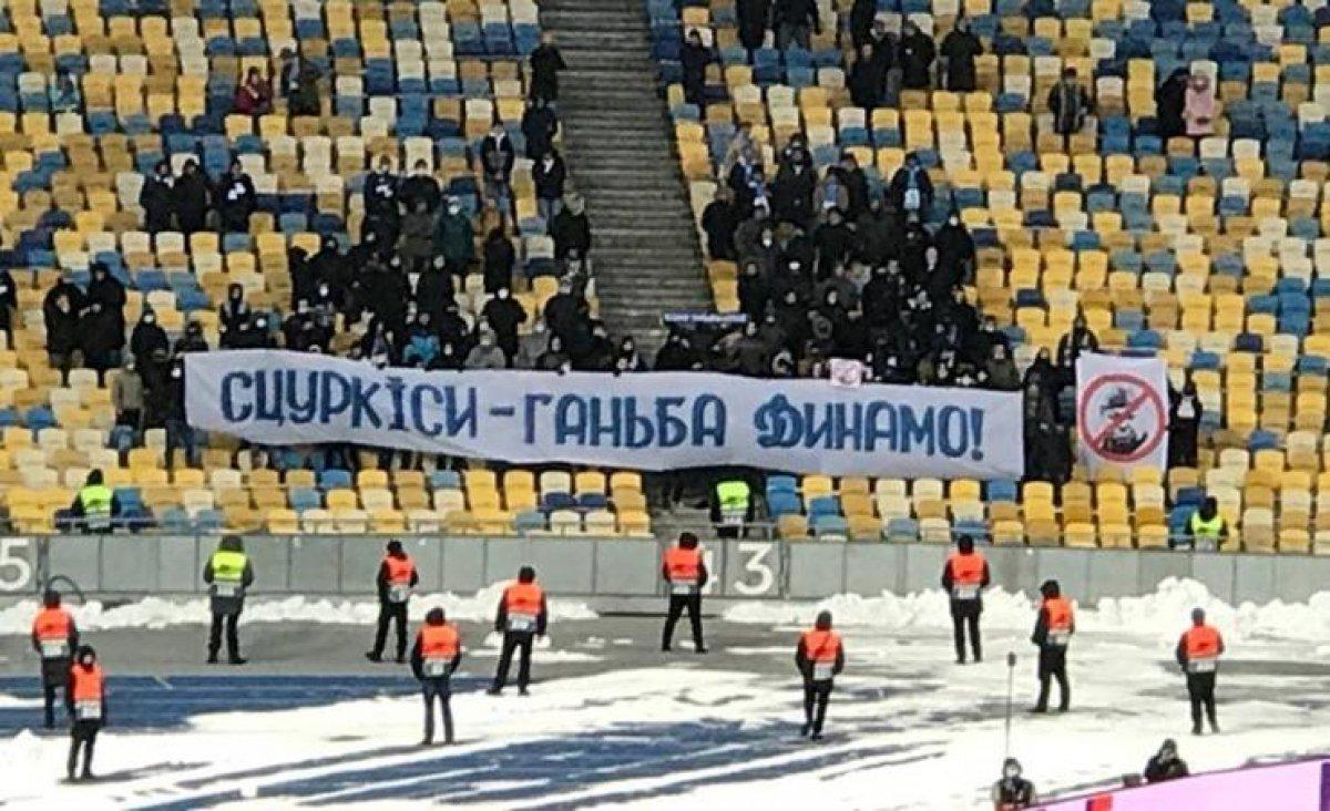 Dinamo Kiev taraftarından Lucescu pankartı: Defol