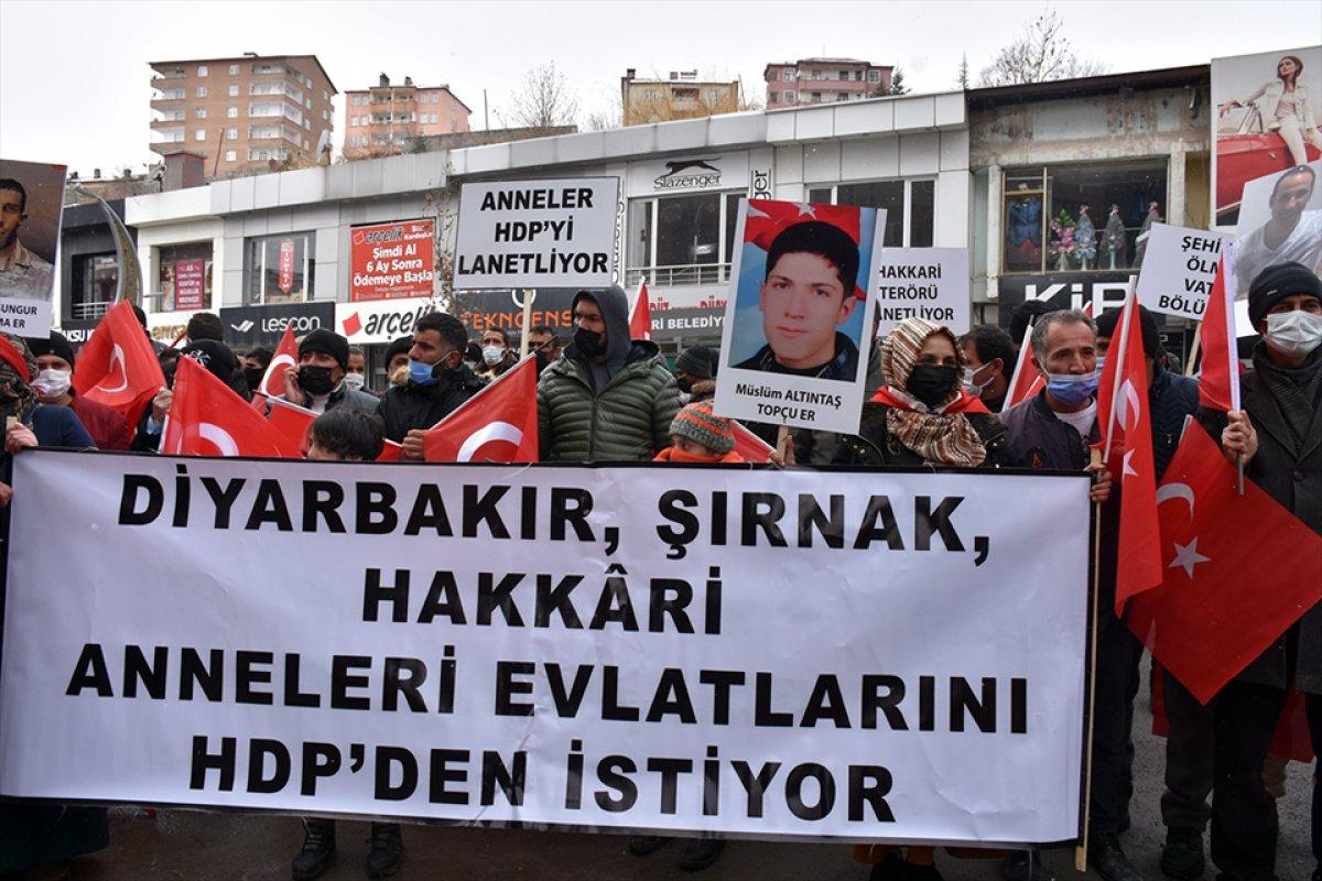 Hakkarililer, Gara'da 13 Türk vatandaşının şehit edilmesine tepki gösterdi