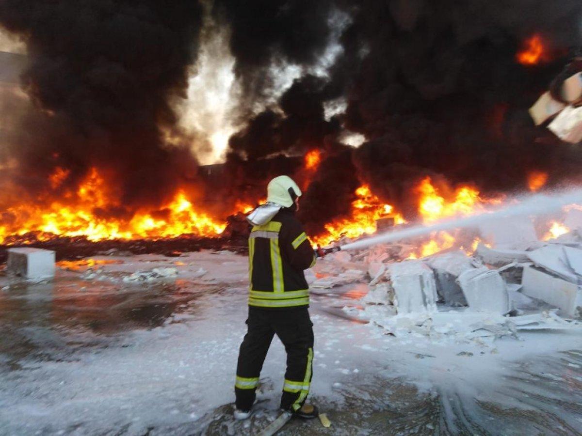 Manisa'da geri dönüşüm tesisinde yangın çıktı