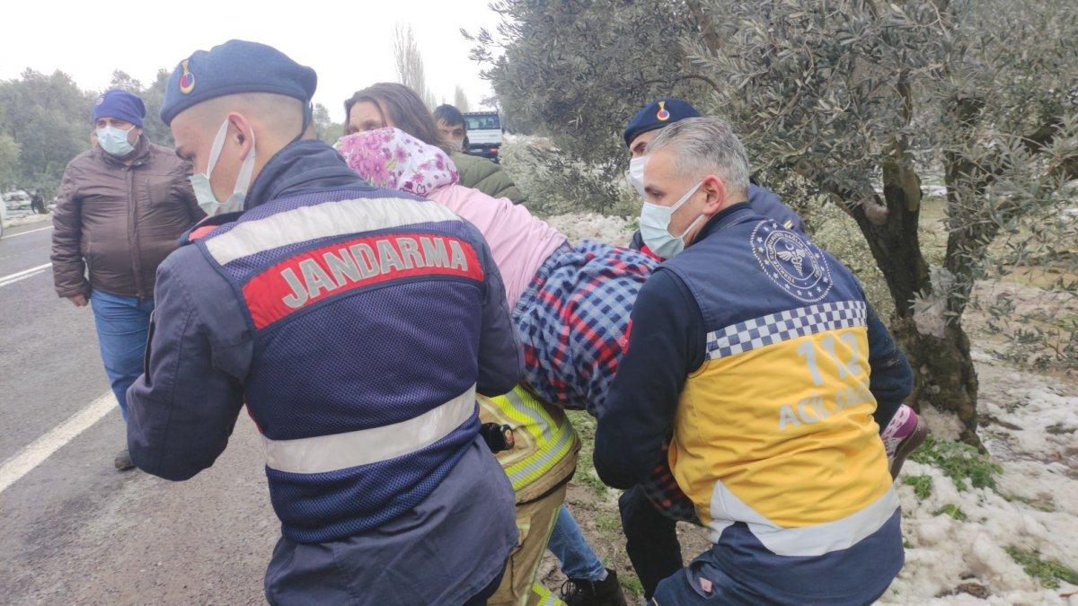 Bursa’da itfaiyeci yaşlı kadını sırtında ambulansa taşıdı