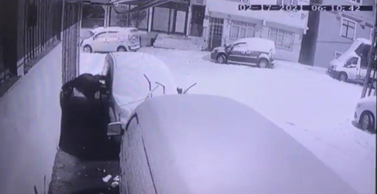 Sultanbeyli'de otomobilden ses sistemini çalan hırsız kamerada