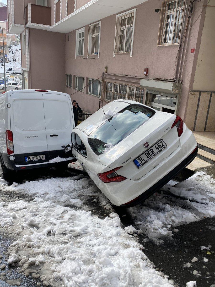 Şişli'de kayan aracın kaza anı