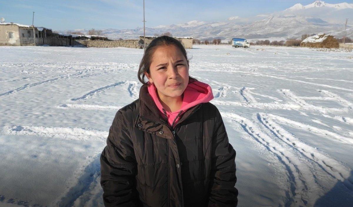 Kayseri'de, 12 yaşındaki Pınar Söbe karların üzerine 'Önce Vatan' yazdı