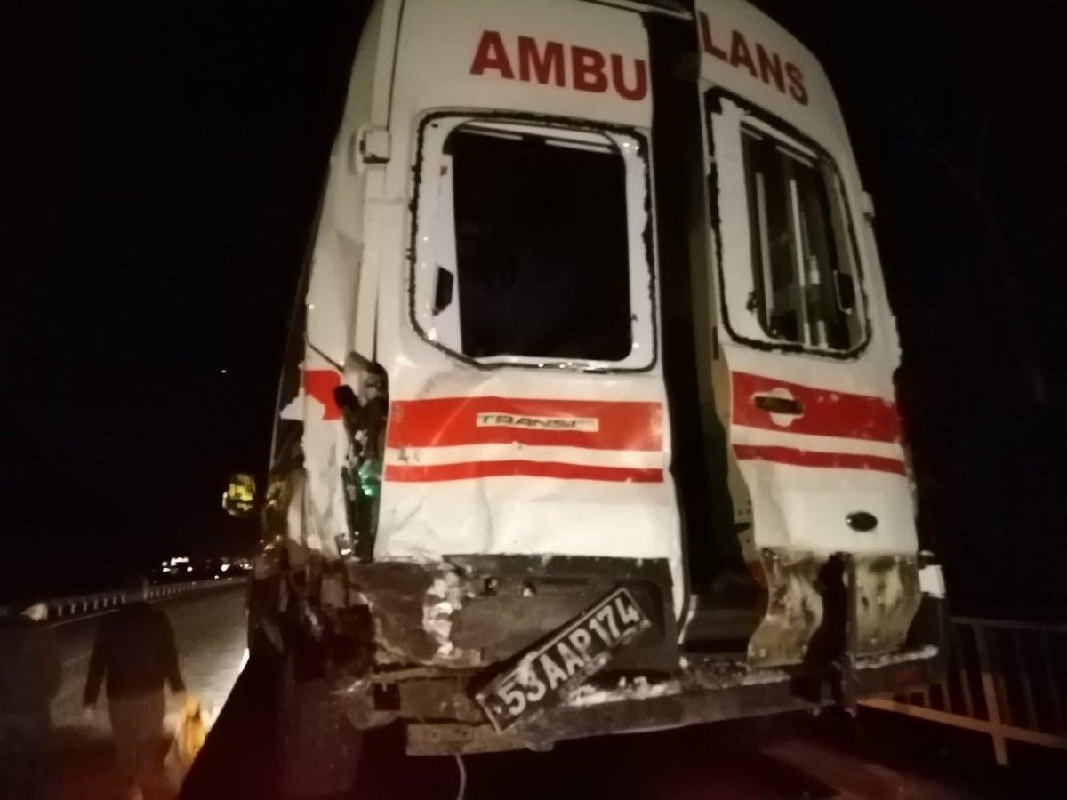 Rize'de olay yerine giden ambulansa tır çarptı