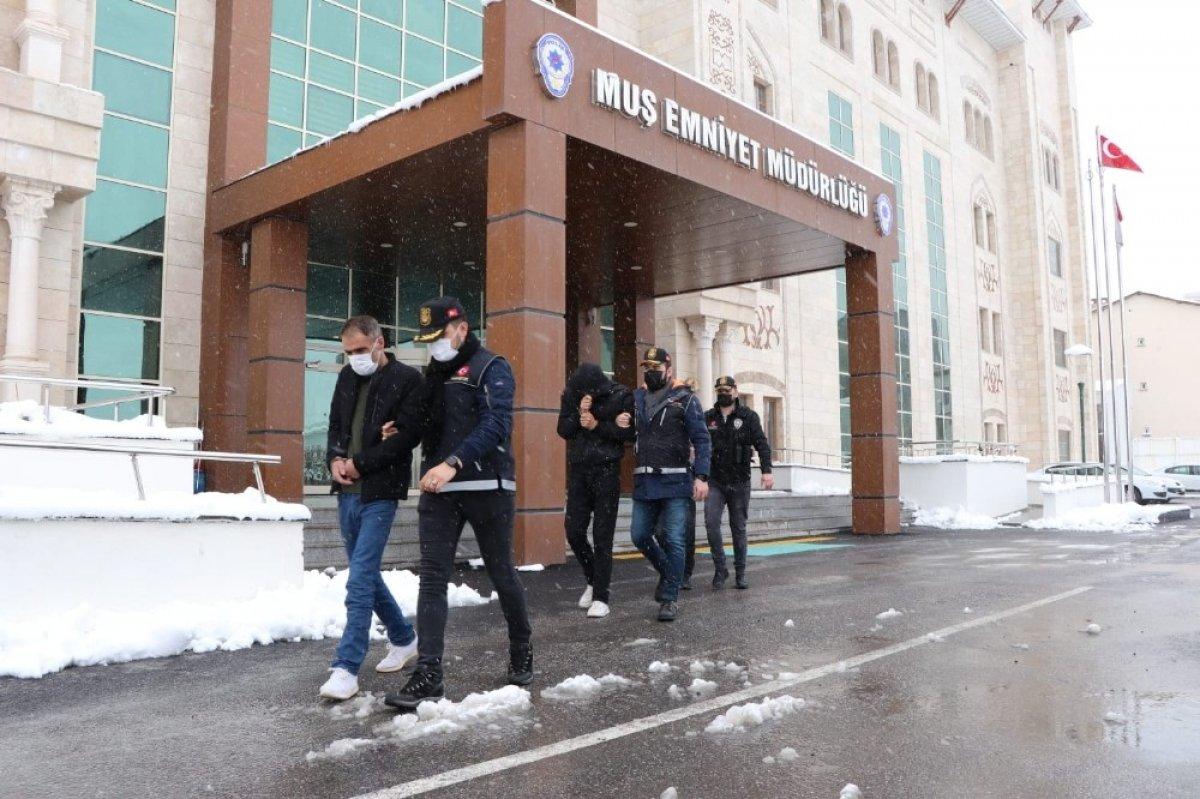 Muş'ta midelerinde uyuşturucu gizleyen 2 kişi yakalandı