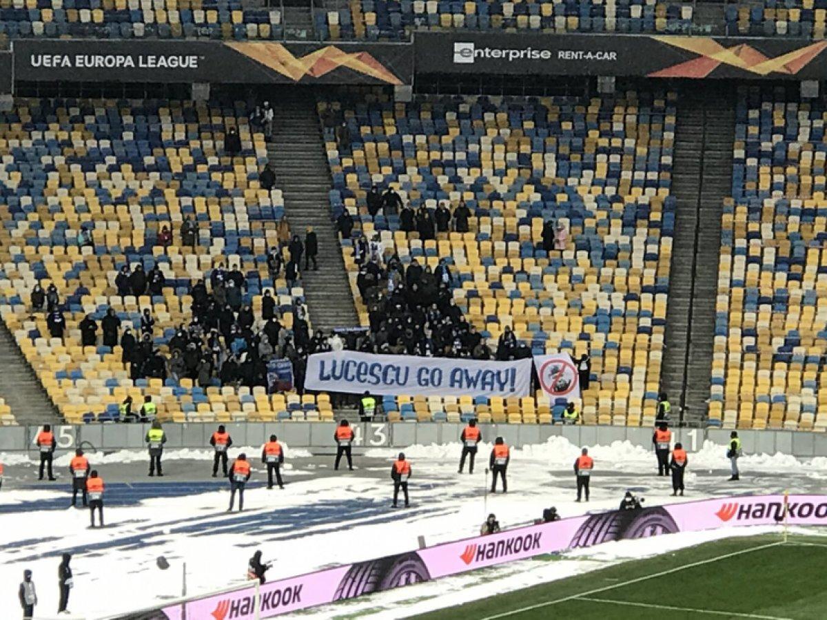 Dinamo Kiev taraftarından Lucescu pankartı: Defol