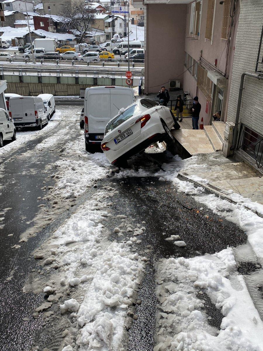 Şişli'de kayan aracın kaza anı