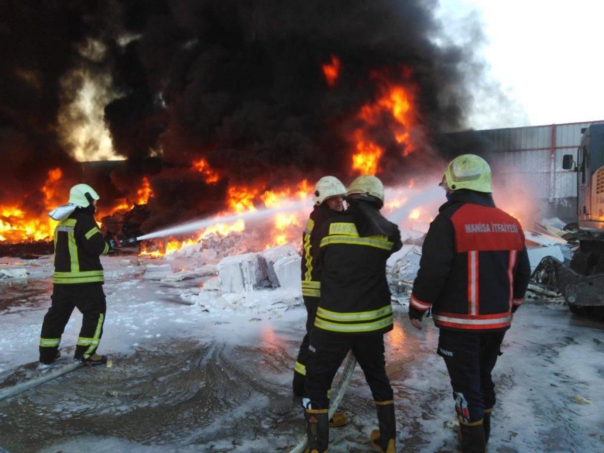 Manisa'da geri dönüşüm tesisinde yangın çıktı