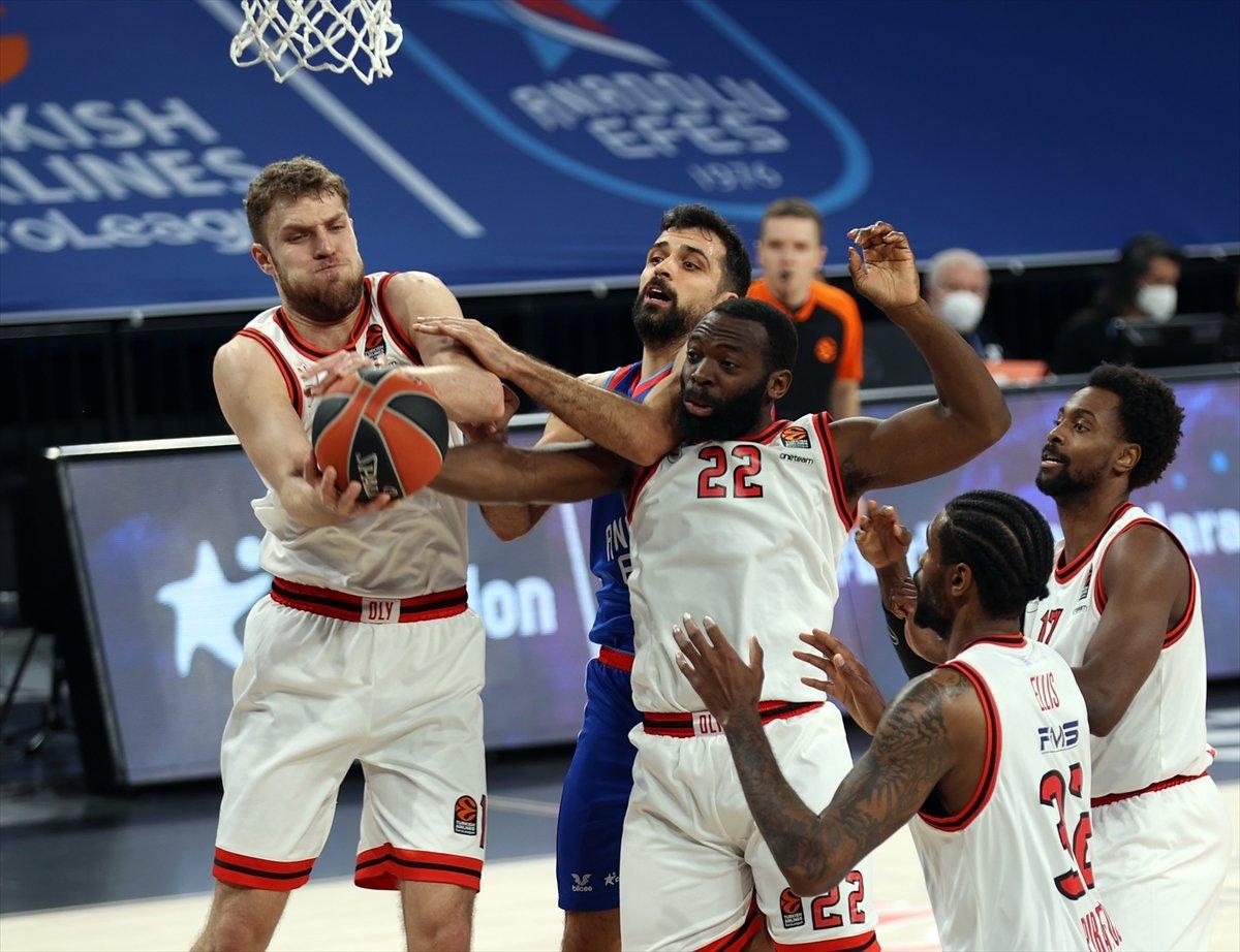 Anadolu Efes Olympiakos'u 23 farkla yendi