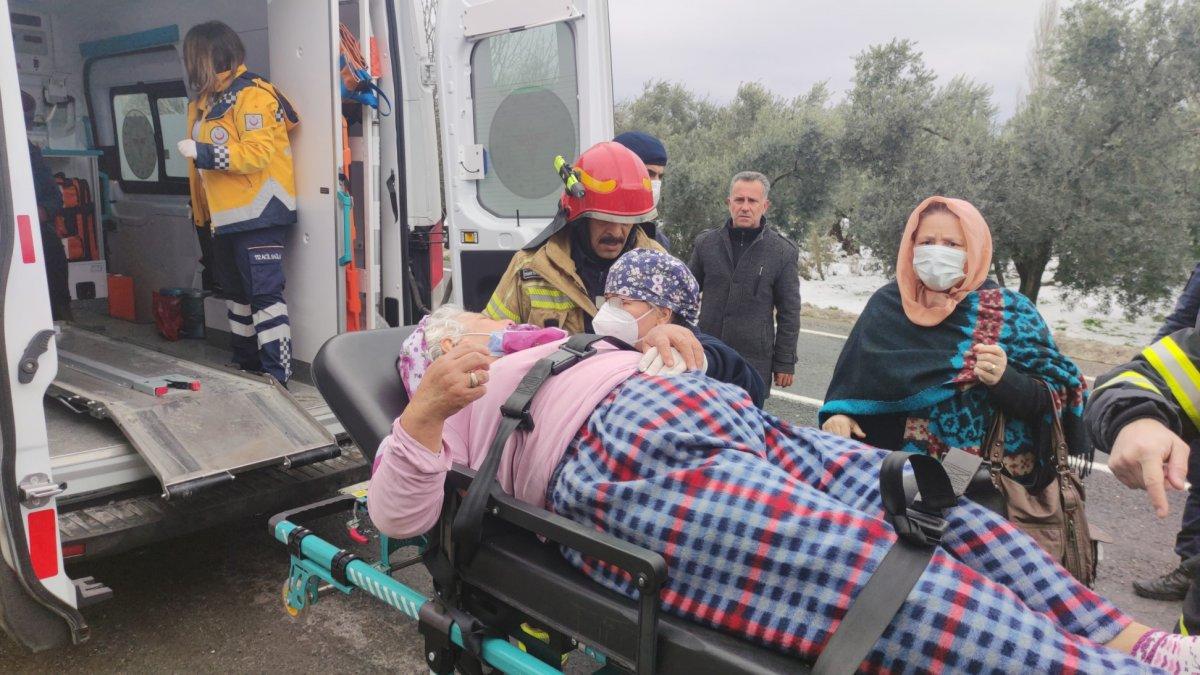 Bursa’da itfaiyeci yaşlı kadını sırtında ambulansa taşıdı