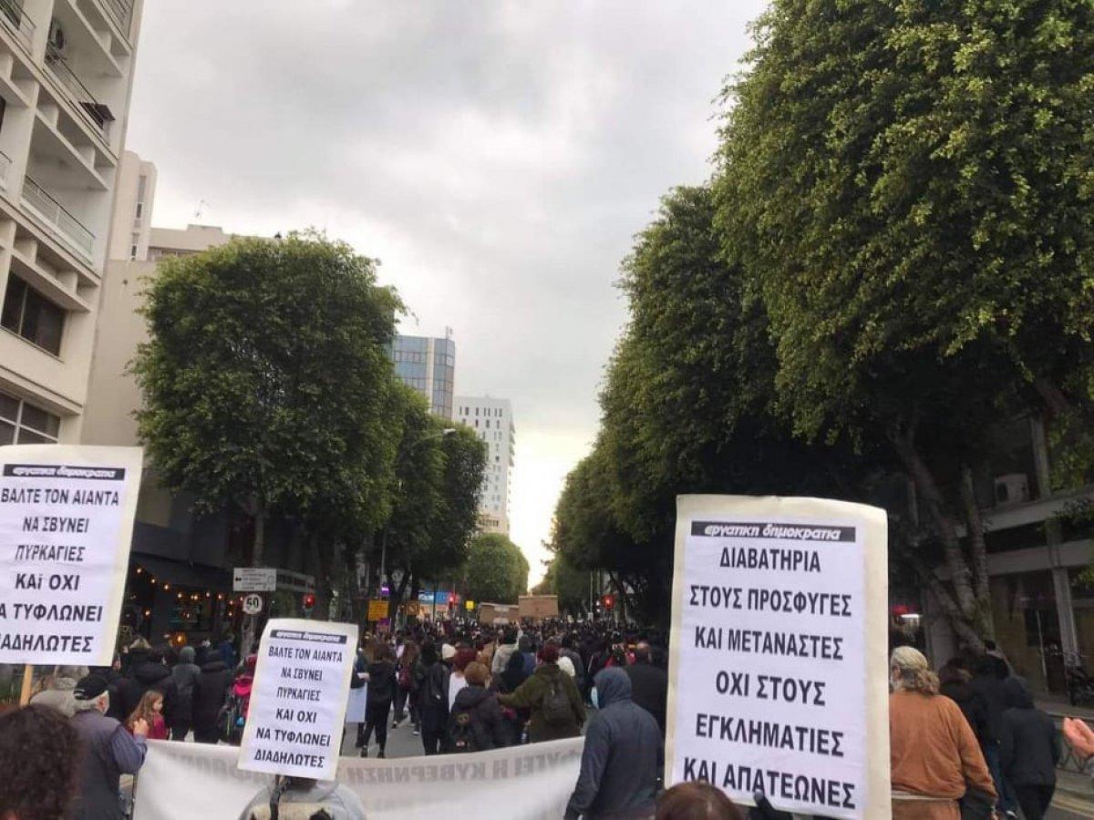 Güney Kıbrıs'ta hükümetin korona politikası protesto edildi